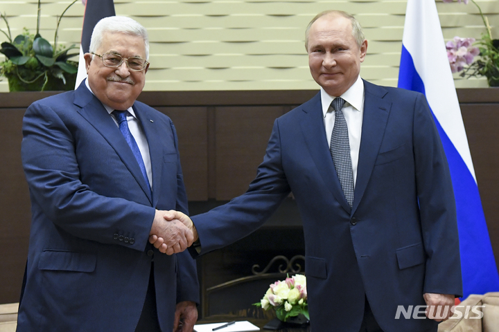 [소치(러시아)=AP/뉴시스]23일(현지시간) 러시아 소치에서 블라디미르 푸틴 러시아 대통령(오른쪽)이 마무드 아바스 팔레스타인 자치정부 수반을 만나 악수하고 있다. 2021.11.24.