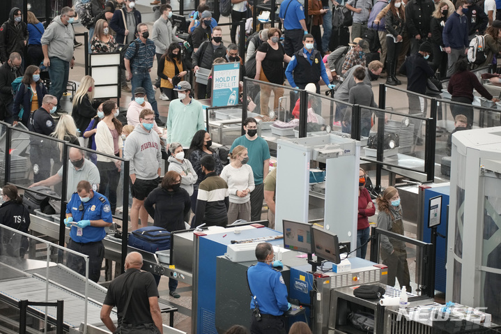 [덴버=AP/뉴시스] 23일(현지시간) 미 콜로라도주 덴버의 덴버 국제공항 보안검색대에서 추수감사절 연휴를 앞둔 여행객들이 줄을 서고 있다. 미 교통안전청은 오는 25일 추수감사절을 전후해 이번 주 약 2천만 명이 공항 검색대를 통과할 것으로 내다봤다. 2021.11.24.