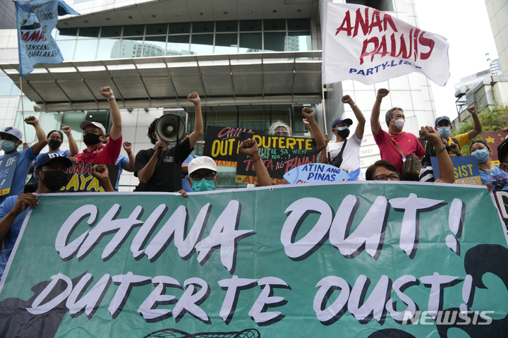 [마카티( 필리핀)= AP/뉴시스] 지난 11월 24일 필리핀 마카티의 중국 영사관 앞에서 필리핀 주민들이 남중국해에서 중국 해양경비대가 필리핀 수송선의 통과를 금지한 데 대해 항의하고 있다.   