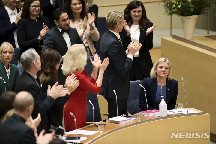 [스톡홀름(스웨덴)=AP/뉴시스] 막달레나 안데르손 스웨덴 총리가 24일(현지시간) 스웨덴 스톡홀름 의회에서 열린 의회 인준 투표에서 신임 총리로 선출된 뒤 축하를 받고 있다. 2021.11.25.