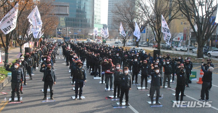 [구미=뉴시스] 박홍식 기자 = 민주노총 전국공공운수노동조합 화물연대본부 대구경북지역본부 회원들이 25일 오전 경북 구미시청 앞에서 총파업 출정식을 하고 있다. 이날 모인 500여 명의 회원들은 "안전운임제 전면 확대 허용"을 촉구하며 집회를 했다. 2021.11.25 phs6431@newsis.com