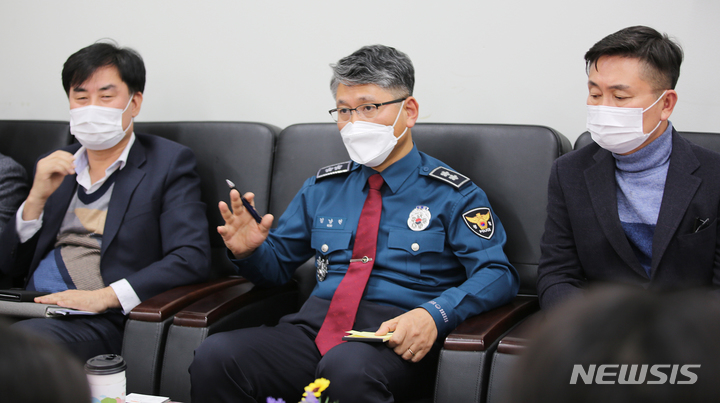 김남현 경기북부경찰청장(가운데)이 25일 오후 진행된 출입기자간담회에서 발언하고 있다. (사진=경기북부경찰청 제공)