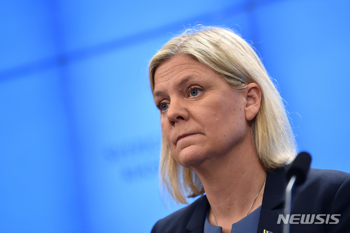 [스톡홀름(스웨덴)=AP/뉴시스] 막달레나 안데르손 스웨덴 총리가 24일(현지시간) 스웨덴 스톡홀름 의회에서 기자회견을 하고 있다. 2021.11.25.