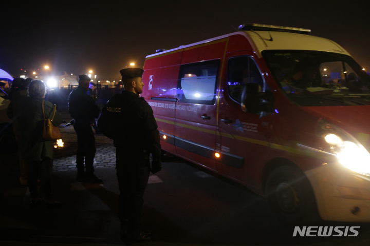 프랑스의 구조대 차량이 24일 프랑스 북부 칼레항에 도착해 있다. 이날 프랑스에서 영국으로 밀항하려던 소형 보트가 전복돼 31명이 숨졌다고 프랑스 당국이 밝혔다. [칼레=AP/뉴시스] 2021.11.24.