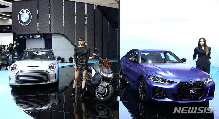 [고양=뉴시스] 이영환 기자 = 25일 오전 고양시 킨텍스 제2전시관에서 열린 2021 서울모빌리티쇼 프레스데이에서 BMW 순수전기 모델과 순수전기 모터사이클이 소개되고 있다. 2021.11.25. 20hwan@newsis.com