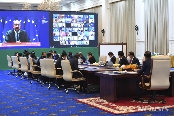 [프놈펜=AP/뉴시스] 13차 아시아유럽정상회의(ASEM)가 25일(현지시간) 개막한 가운데 의장국인 캄보디아 훈센 총리 등이 화상으로 개최되는 회의에 참석하고 있다. 2021.11.25