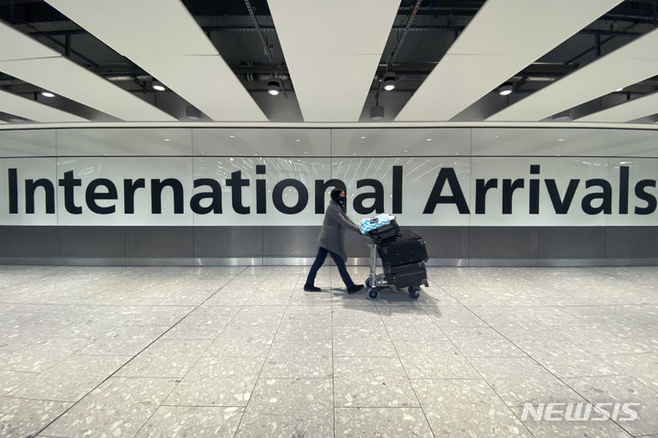 [런던=AP/뉴시스]영국 런던 히스로 공항 국제선 도착장. 2021.11.26.