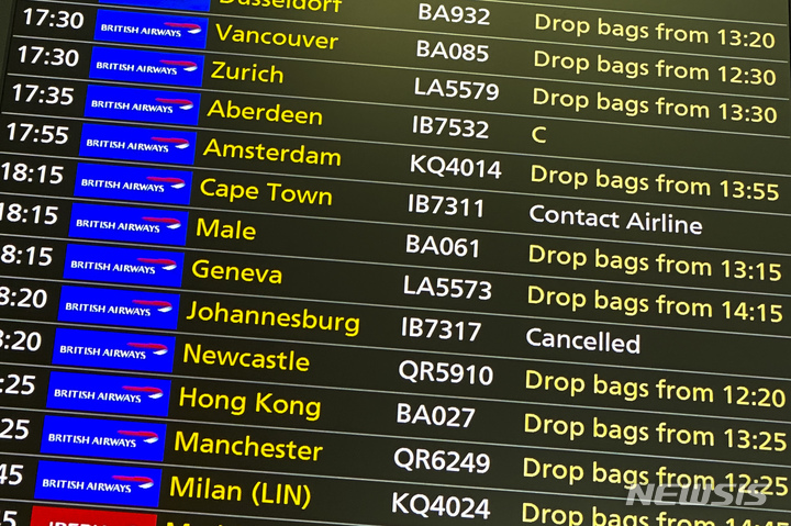 [런던=AP/뉴시스] 26일(현지시간) 영국 런던 히드로 공항 전광판에 남아프리카공화국 요하네스버그행 비행기가 결항됐다는 안내문이 나오고 있다. 2021.11.29.