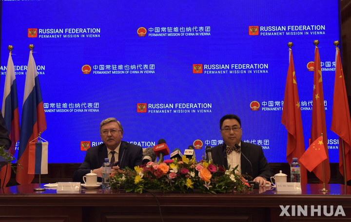 [빈(오스트리아)=신화/뉴시스] 왕췬(오른쪽) 중국 대표와 미하일 울리야노프 러시아 대표가 지난 26일(현지시간) 오스트리아 빈에서 국제원자력기구 이사회 후 공동 기자회견 하고 있다. 2021.11.28.