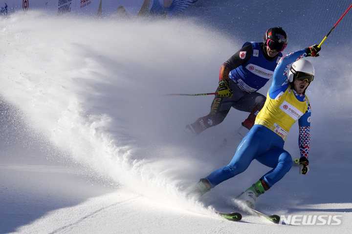 [장자커우=AP/뉴시스] 세르게이 릿지크(러시아)가 2021년 11월27일 중국 허베이성 장자커우 겐팅 리조트에서 열린 FIS 월드컵 남자 스키 크로스 결승에서 우승한 뒤 기뻐하고 있다. 
