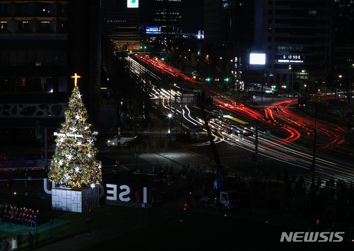 [서울=뉴시스] 백동현 기자 = 27일 오후 서울광장에 설치된 크리스마스 트리가 불을 밝히고 있다. (공동취재사진) 2021.11.27. photo@newsis.com