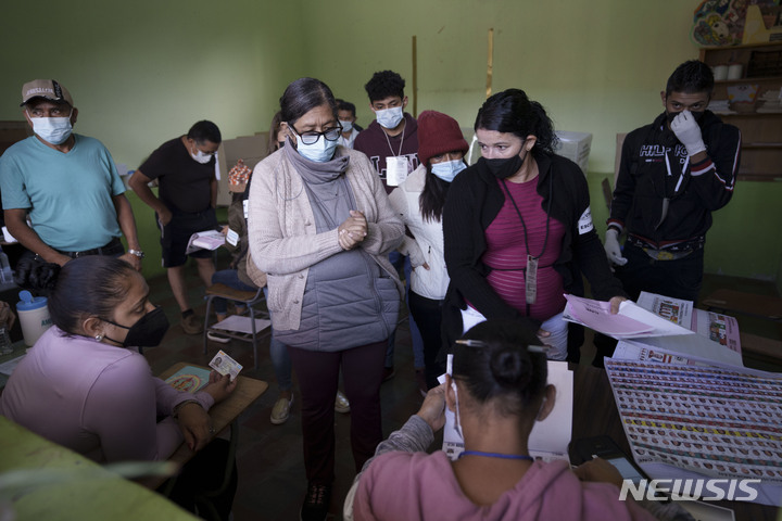 [테구시갈파( 온두라스)= AP/뉴시스]  투표소 안에서 대기하는 유권자들. 