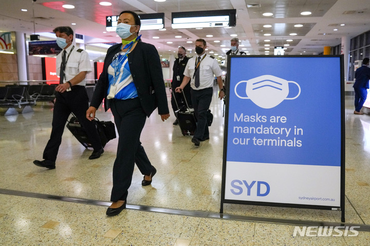 [시드니=AP/뉴시스] 29일 호주 시드니 공항에서 한 항공사 승무원들이 터미널을 빠져나오고 있다. 호주 당국은 28일 남아공에서 시드니에 도착한 여행객 2명이 호주에서 처음으로 코로나19 오미크론 양성반응을 보였다고 밝혔다. 이들은 모두 백신 접종을 완료한 상태였던 것으로 알려졌다. 2021.11.29.