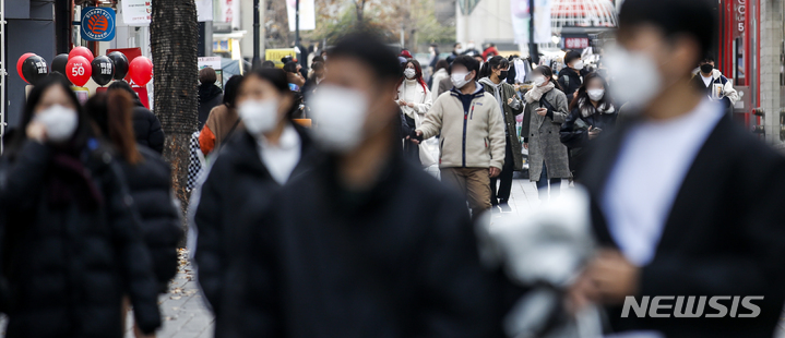 [서울=뉴시스] 서울 중구 명동을 찾은 시민들이 마스크를 쓴 채 이동하고 있다. photo@newsis.com