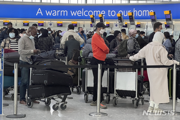 [런던=AP/뉴시스]영국 런던 히스로 공항에서 승객들이 체크인을 위해 대기하고 있다. 2021.11.29. 