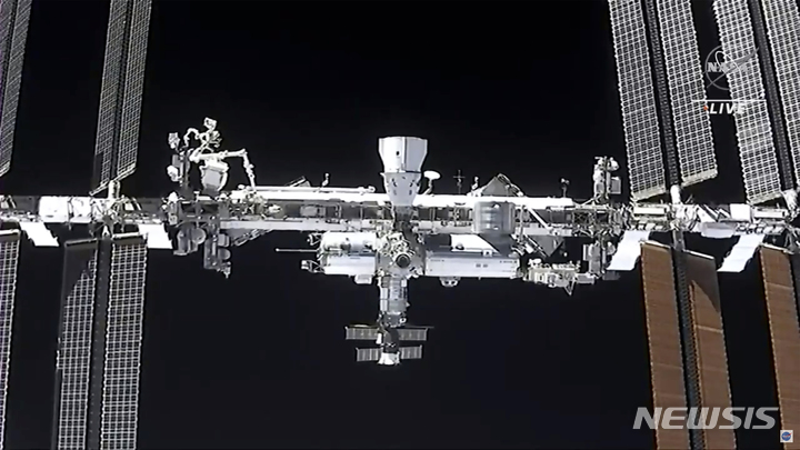[AP/뉴시스]지난 4월24일 스페이스X의 크루 드래곤 우주선에서 본 국제우주정거장(ISS)의 모습. ISS의 우주인 2명이 30일 우주쓰레기로 우주복에 구멍이 나거나 ISS가 파손될 수 있다는 위협에 따라 우주 유영을 취소했다고 미 항공우주국(나사, NASA)가 밝혔다. 2021.11.30