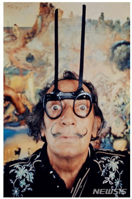 [서울=뉴시스]살바도르 달리. Photo ©Robert Whitaker / Fundació Gala-Salvador Dalí, Figueres, 2021 Image Rights of Salvador Dalí reserved. Fundació Gala-Salvador Dalí, Figueres, 2021