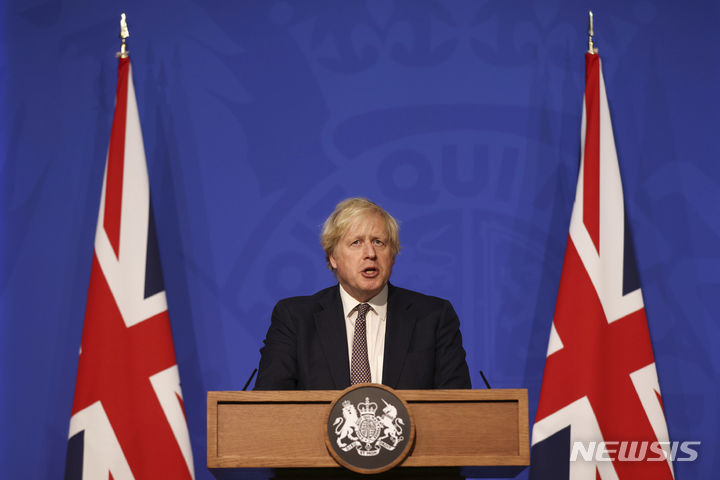 [런던(영국)=AP/뉴시스] 보리스 존슨 영국 총리가 30일(현지시간) 영국 런던 다우닝가에서 기자회견 하고 있다. 2021.12.01.