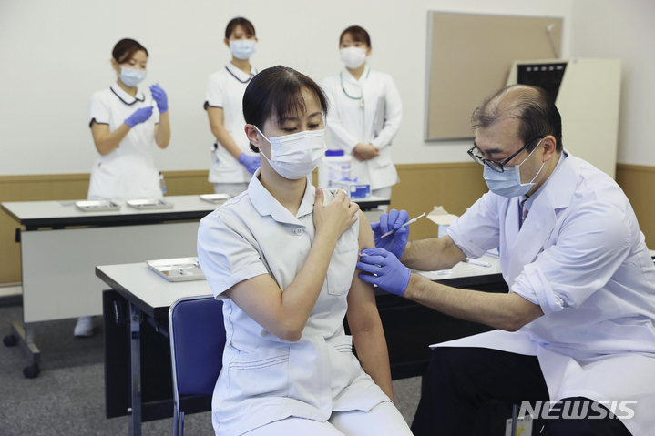 [도쿄(일본)=AP/뉴시스]지난1일 일본 도쿄에서 한 의료진이 코로나19 화이자 백신을 접종받고 있다. 일본에서는 이날부터 부스터샷 접종이 시작됐다. 2021.12.10.