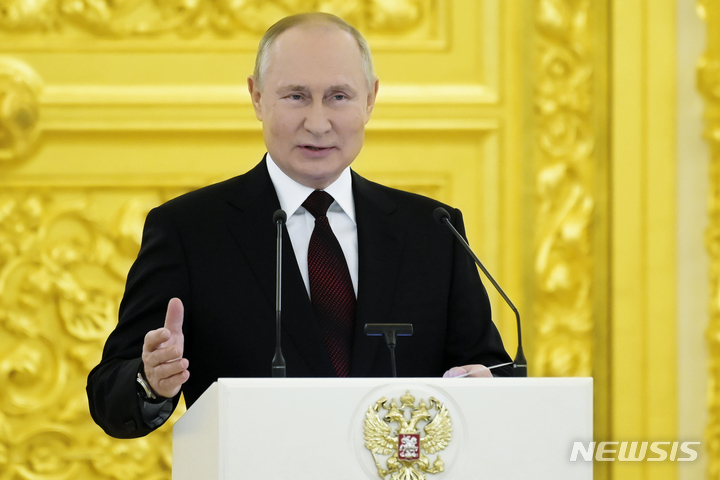 [AP/뉴시스] 푸틴 러시아 대통령이 1일 크렘린에서 대사 신임장 제정식에서 연설하고 있다