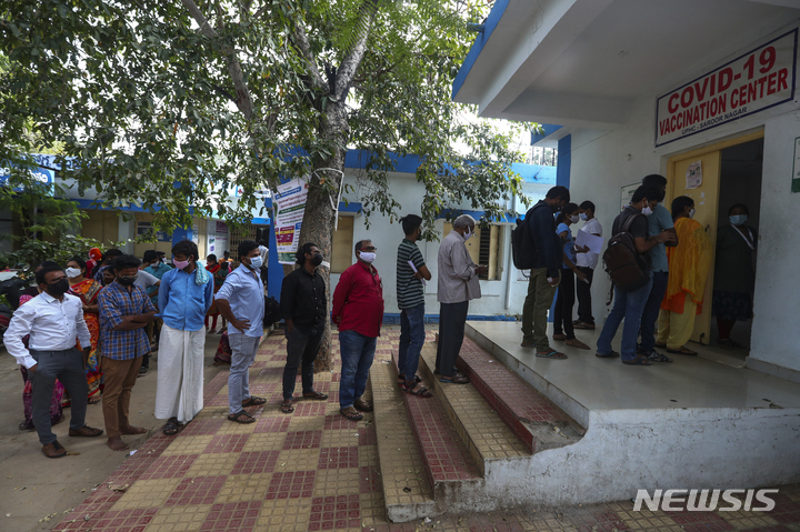 [AP/뉴시스] 2일 인도 하이데라바드 시민들이 코로나19 백신 주사 차례를 기다리고 있다
