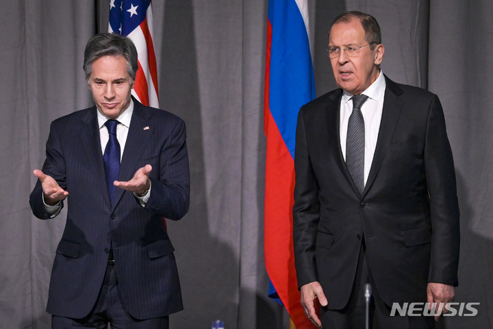 [스톡홀름=AP/뉴시스]토니 블링컨 미국 국무장관(왼쪽)과 세르게이 라브로프 러시아 외교장관이 2일(현지시간) OSCE 회의에서 별도로 만나 회담했다. 2021.12.2.