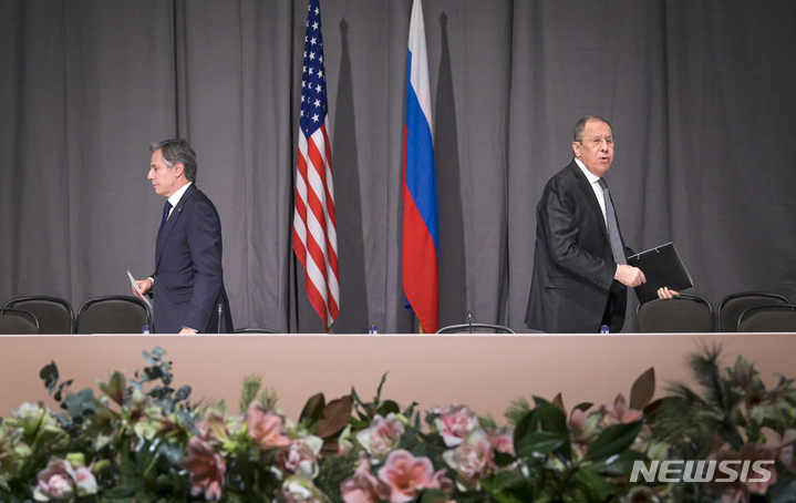 [AP/뉴시스] 2일 스톡홀름 OSCE 총회 참석중 양자 회동한 미국의 블링컨 국무장관(왼쪽)과 러시아의 라브로프 외무장관이 회동을 끝내고 헤어지고 있다