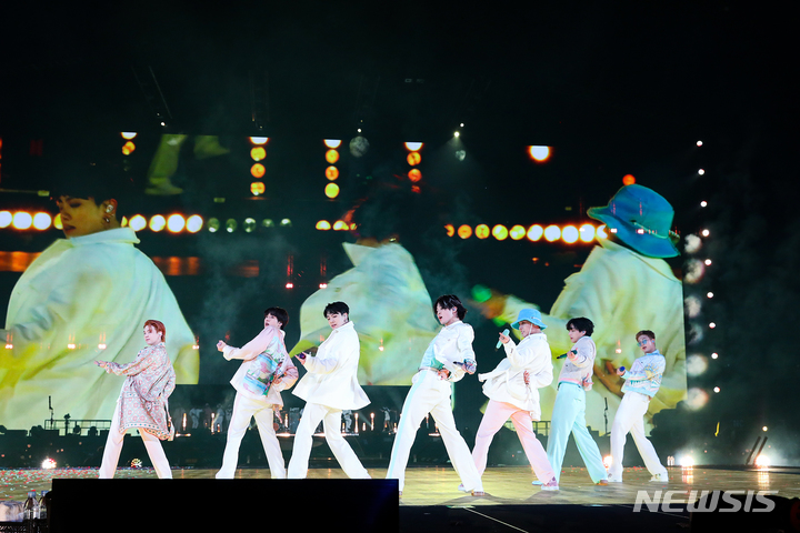 [서울=뉴시스] 방탄소년단 콘서트 'BTS PERMISSION TO DANCE ON STAGE - LA'에 외신들 찬사 이어져 2021.12.03(사진=빅히트뮤직 제공) photo@newsis.com*재판매 및 DB 금지