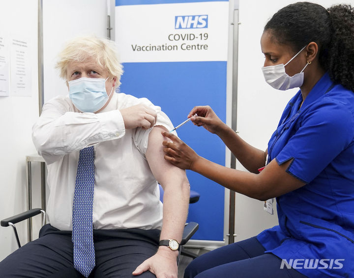 [런던=뉴시스]보리스 존슨 영국 총리가 2일(현지시간) 런던 세인트 토머스 병원에서 코로나19 백신 부스터샷을 접종했다. 2021.12.2.