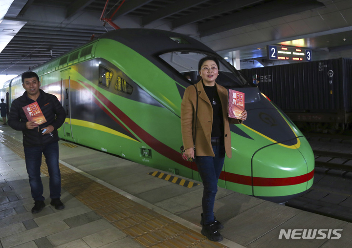 [AP/뉴시스] 3일 라오스 수도 비엔티안에서 중국 쿤밍을 잇는 1035킬로의 철도가 개통되었다. 사진은 철로 중국 부분의 선전이다.  