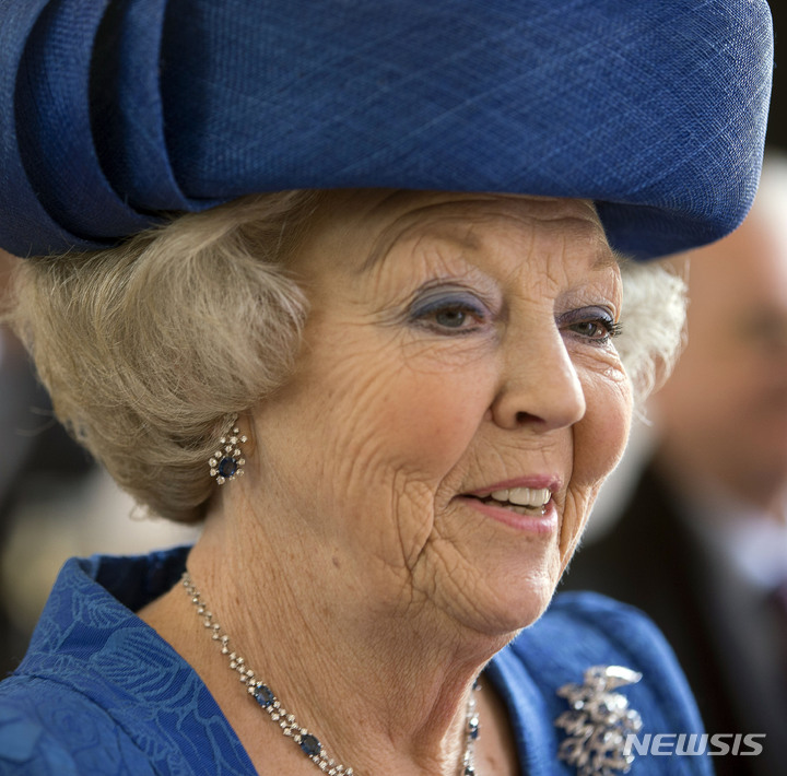[헤이그( 네델란드)= AP/뉴시스] 네델란드의 베아트릭스 전 여왕이 2013년 네델란드의 한 박물관에서 촬영한 사진.  83세의 그는 최근 카리브해의 네델란드령 쿠라카오섬을 다녀온 이후 코로나19 양성판정을 받았다고 왕실에서 발표했다.  