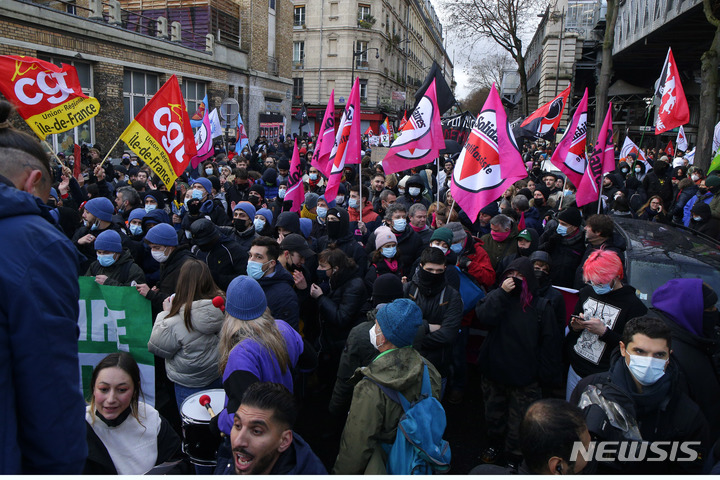 [파리=AP/뉴시스] 극우 성향 프랑스 대선 후보 에리크 제무르에 반대하는 시민들이 5일(현지시간) 프랑스 파리에서 대규모 시위를 벌이며 행진하고 있다. 2021.12.06.  