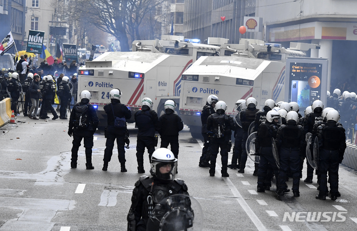 [브뤼셀(벨기에)=AP/뉴시스] 5일(현지시간) 벨기에 브뤼셀에서 경찰이 코로나19 방역 지침 강화 반대에 나선 시위대를 진압하고 있다. 2021.12.06. photo@newsis.com