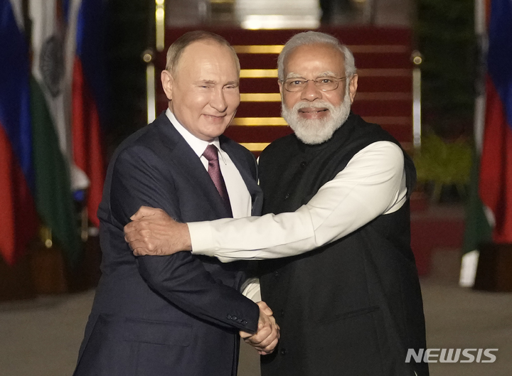[뉴델리(인도)=AP/뉴시스]블라디미르 푸틴 러시아 대통령(왼쪽)과 나렌드라 모디 인도 총리가 2021년 12월 인도 뉴델리에서 회담했다. 2021.12.6.