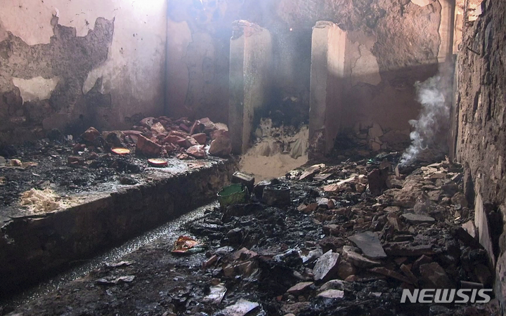 [기테가(부룬디)=AP/뉴시스]7일 화재로 완전히 불타버린 부룬디 수도 기테가의 교도소 모습. 이 화재로 38명의 죄수들이 불타 숨지고 최소 69명이 중화상을 입었다. 적정 수용 인원이 400명인 이 교도소는 1539명이 수감됐을 정도로 초만원 상태였다. 브루디 내무부는 누전이 화재 원인이라고 밝혔다. 2021.12.8