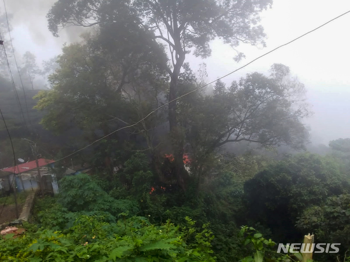 [AP/뉴시스] 8일 인도 국방참모총장 탑승 헬기가 추락한 타밀나두주 마을 숲에서 검은 연기가 치솟고 있다