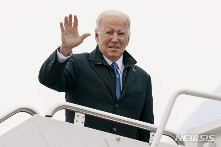 [워싱턴=AP/뉴시스]조 바이든 미국 대통령이 8일(현지시간) 앤드루스 공군기지에서 전용기에 오르며 손을 흔들고 있다. 2021.12.08.