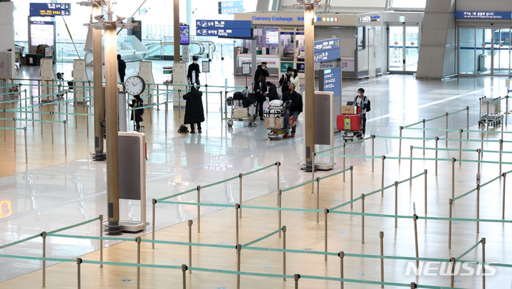 [인천공항=뉴시스] 이영환 기자 = 지난 9일 오전 인천국제공항 제1여객터미널의 한산한 모습. 2021.12.14. 20hwan@newsis.com