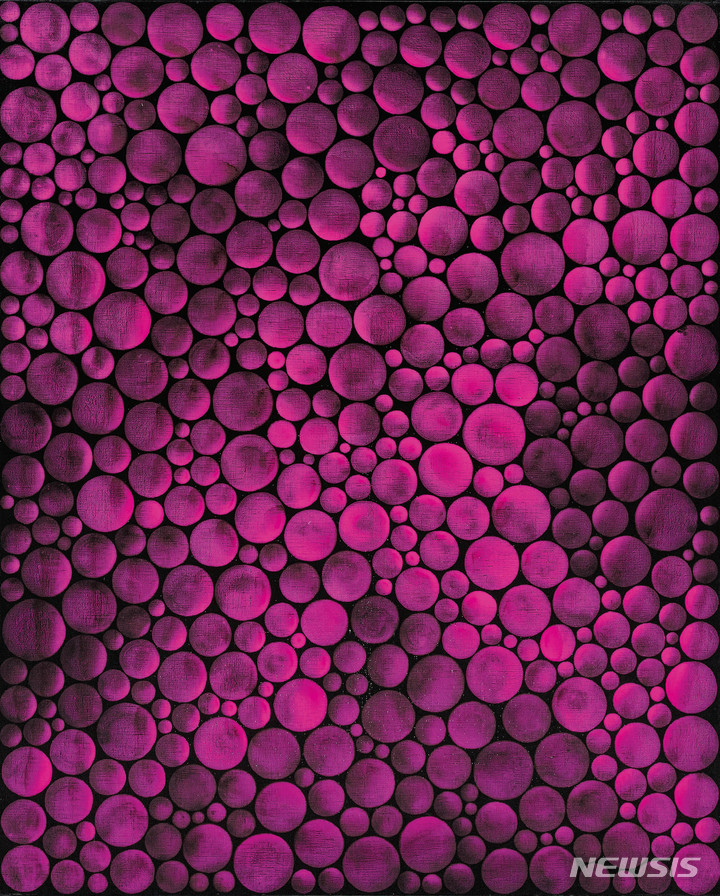 [서울=뉴시스]야요이 쿠사마, Infinity-Dots (AB), acrylic on canvas 162.2×130.5cm, 2003, 추정가 11억~17억원.
