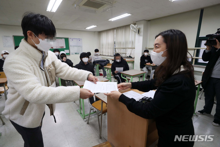 [서울=뉴시스] 추상철 기자 = 2022학년도 대학수학능력시험 성적표가 배부된 10일 오전 서울 종로구 경복고등학교에서 수험생이 성적표를 받고 있다. (사진= 공동취재사진) 2021.12.10. scchoo@newsis.com