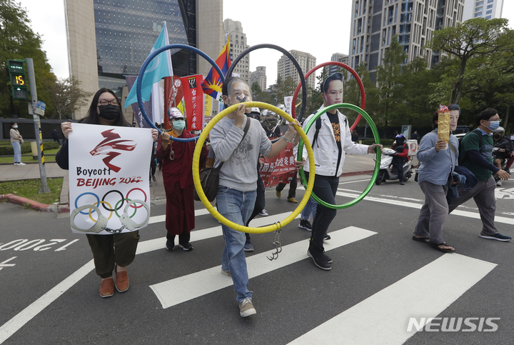 [타이베이=AP/뉴시스] 세계 인권의 날인 10일(현지시간) 대만 수도 타이베이에 있는 중국은행 건물 앞에서 인권단체 회원들이 2022 베이징 동계올림픽 보이콧을 촉구하는 시위를 하고 있다. 2021.12.10