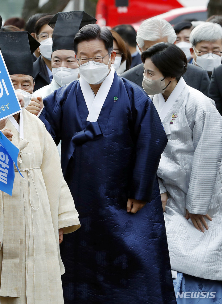 [경주=뉴시스] 최동준 기자 = 이재명 더불어민주당 대선 후보, 부인 김혜경 씨가 10일 경북 경주시 표암재를 방문해 알묘를 지내기 위해 입장하고 있다. 2021.12.10. photocdj@newsis.com