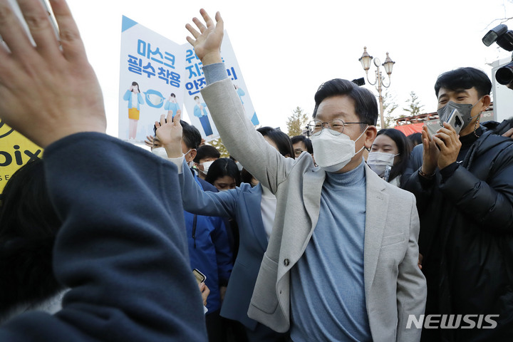 [경주=뉴시스] 최동준 기자 = 이재명 더불어민주당 대선 후보가 지난 10일 경북 경주시 황리단길을 걸으며 시민들과 인사하고 있다. 2021.12.10. photocdj@newsis.com