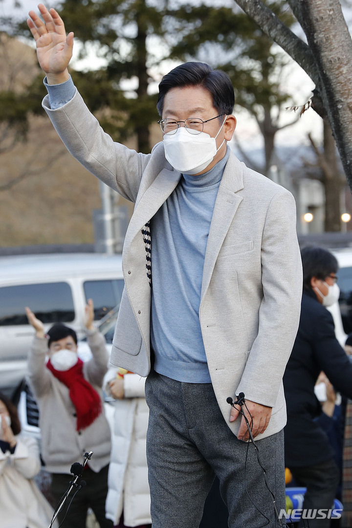 [경주=뉴시스] 최동준 기자 = 이재명 더불어민주당 대선 후보가 10일 경북 경주시 황리단길에서 시민들에게 인사하고 있다. 2021.12.10. photocdj@newsis.com