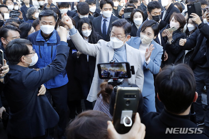 [경주=뉴시스] 최동준 기자 = 이재명 더불어민주당 대선 후보, 부인 김혜경 씨가 10일 경북 경주시 황리단길을 걸으며 시민들과 인사하고 있다. 2021.12.10. photocdj@newsis.com