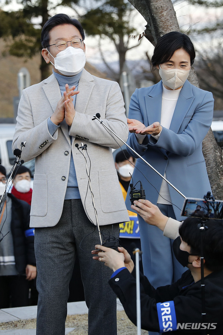 [경주=뉴시스] 최동준 기자 = 이재명 더불어민주당 대선 후보가 10일 경북 경주시 황리단길에서 연설을 하고 있다. 2021.12.10. photocdj@newsis.com