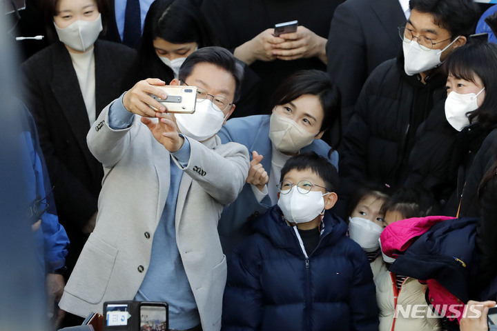 [경주=뉴시스] 최동준 기자 = 이재명 더불어민주당 대선 후보, 부인 김혜경 씨가 10일 경북 경주시 황리단길을 걸으며 시민들과 기념촬영을 하고 있다. 2021.12.10. photocdj@newsis.com