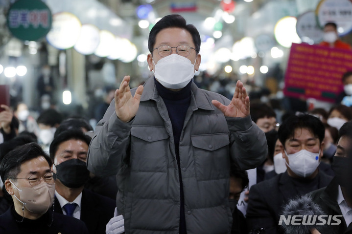 [안동=뉴시스] 최동준 기자 = 이재명 더불어민주당 대선 후보가 11일 경북 안동 중앙신시장을 방문해 연설하고 있다. 2021.12.11. photocdj@newsis.com