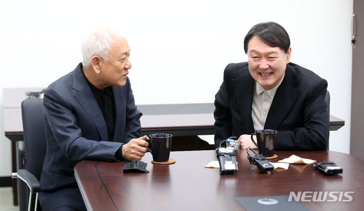 [서울=뉴시스] 김선웅 기자 = 윤석열 국민의힘 대선 후보와 김한길 새시대준비위원장이 12일 오후 서울 여의도에 위치한 새시대준비위원회에서 현판식 시작에 앞서 차담회를 하고 있다. 2021.12.12. mangusta@newsis.com