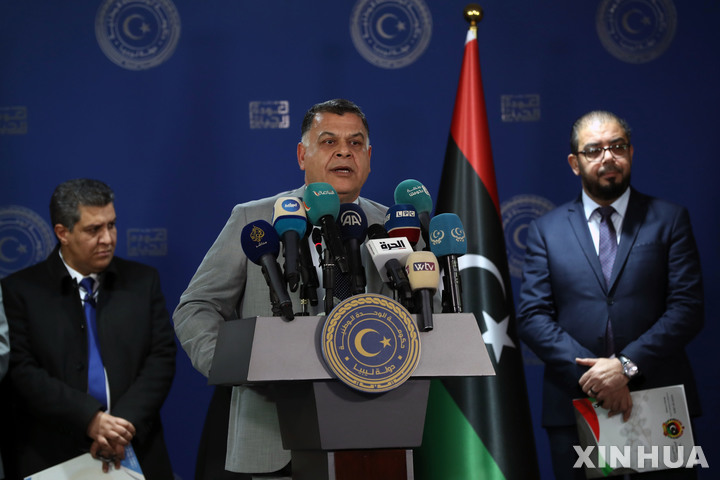 [ 트리폴리( 리비아)=신화/뉴시스]리비아 트리폴리에서 기자회견하는 칼레드 마젠 내무장관.   